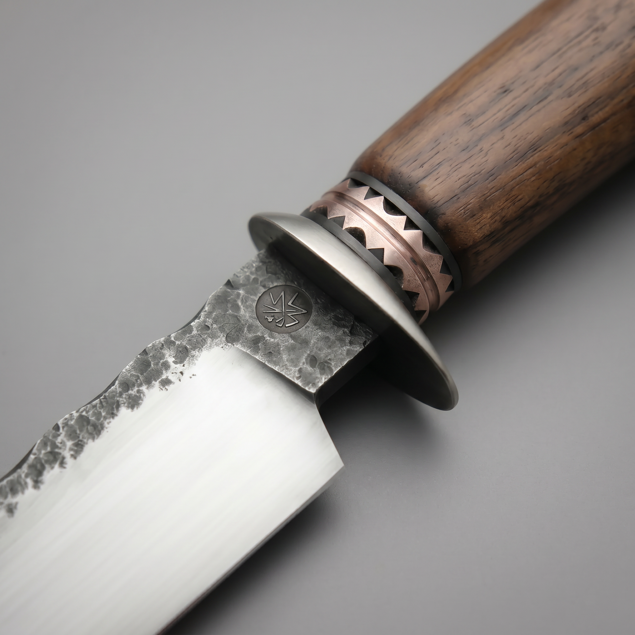 🔥 Cuțit de vânătoare forjat manual – Lamă fixă din oțel, mâner din lemn masiv și teacă din piele premium ✨🪵